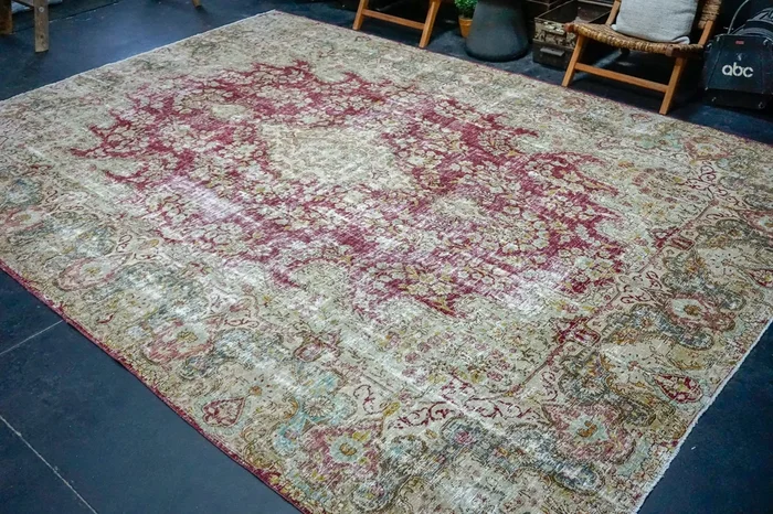 10’ x 13’11 Classic Vintage Rug Muted Wine, Beige + Green 60’s Carpet ‘3885