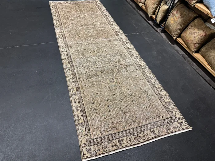 3’2 x 9’3 Classic Vintage Runner Muted Taupe, Beige + Green 5493