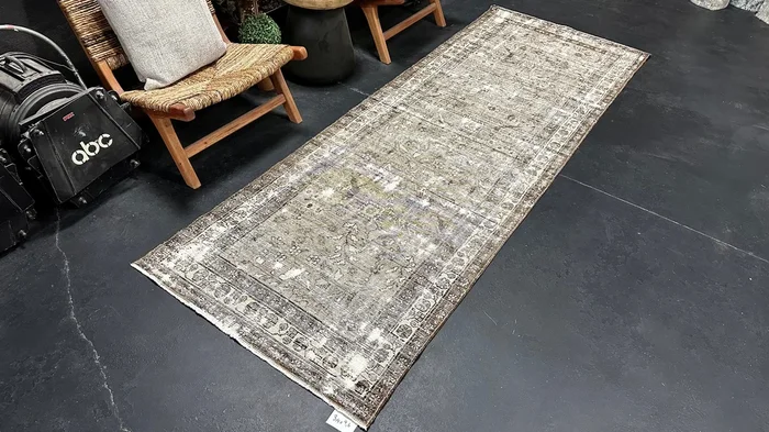 3’4 x 9’6 Classic Vintage Runner Muted Beige, Brown & Blue ‘5355