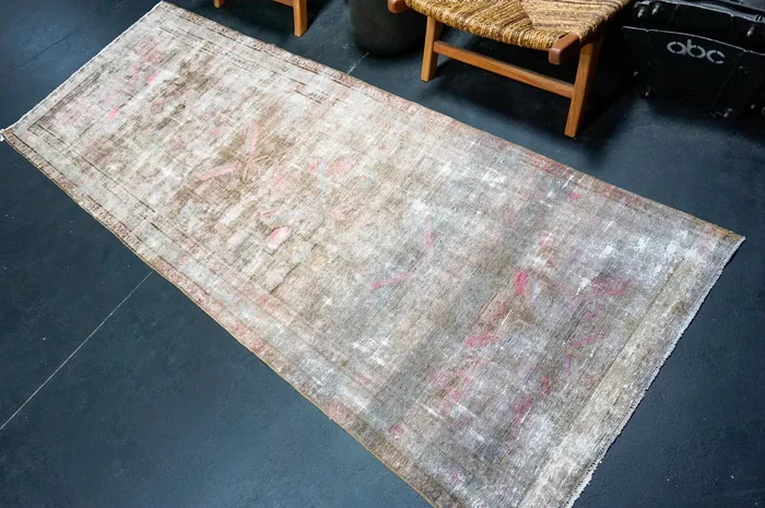 3’6 x 9’8 Classic Vintage Runner Muted Chocolate, Pink & Blue ‘5048