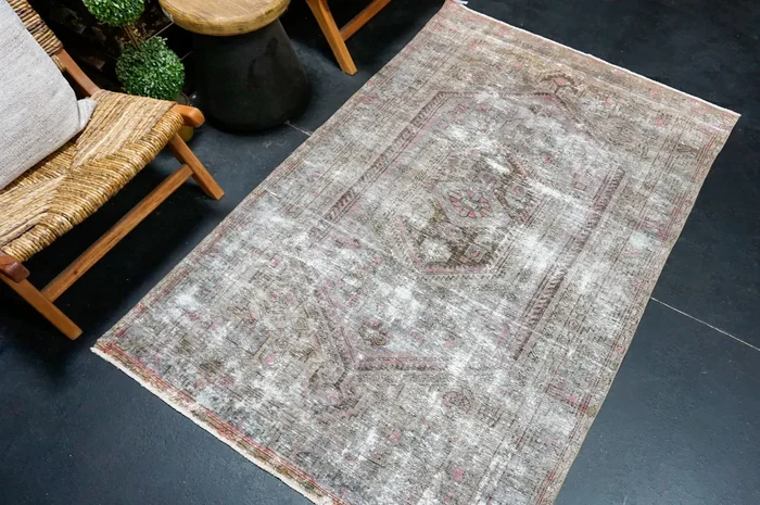 4’3 x 6’6 Classic Vintage Rug Muted Gray, Pink + Brown SB ‘5062