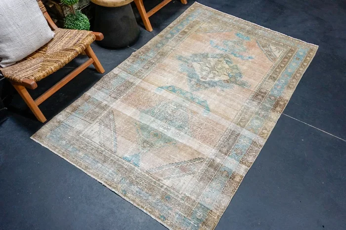 4’3 x 7’ Classic Vintage Carpet Blush Beige, Turquoise Blue + Brown SB ‘4666