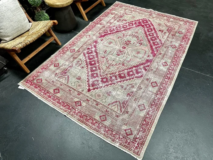 5’2 x 8’ Classic Vintage Rug Muted Fuchsia & Gray ‘4971