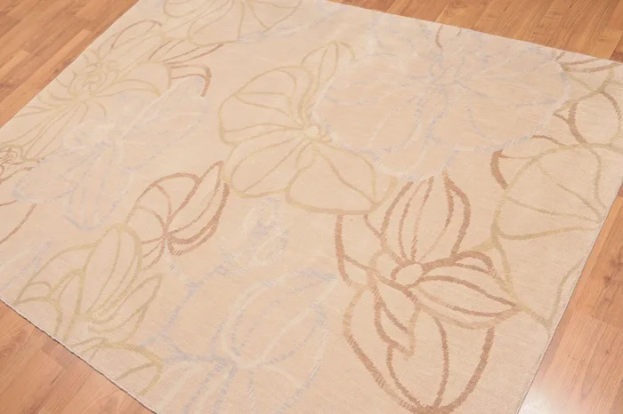 5′ x 6’9″ Contemporary Floral 100% Wool Area rug Beige