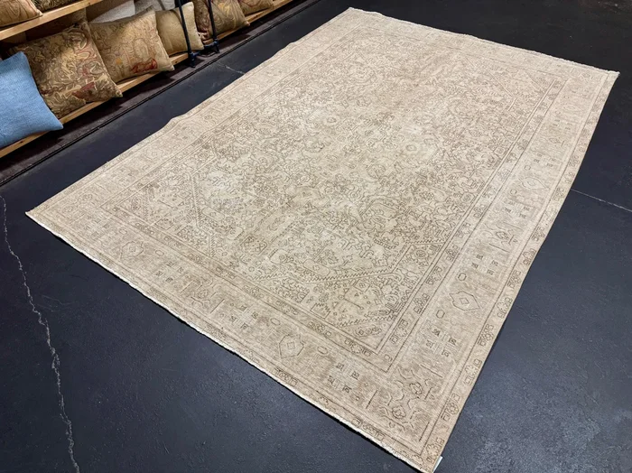 6’4 x 9’2 Classic Vintage Rug Muted Light Taupe, Beige + Sage 5659