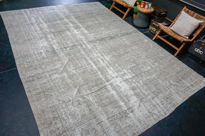 8’10 x 12’6 Classic Antique Rug Very Muted Gray, Denim + White ‘4123