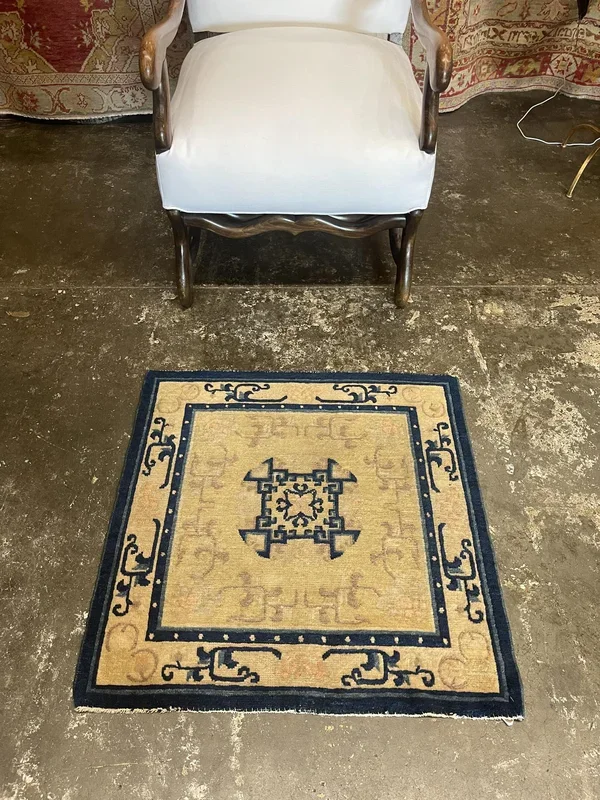 Antique Chinese Art Deco Rug – 2’5″ x 2’5″