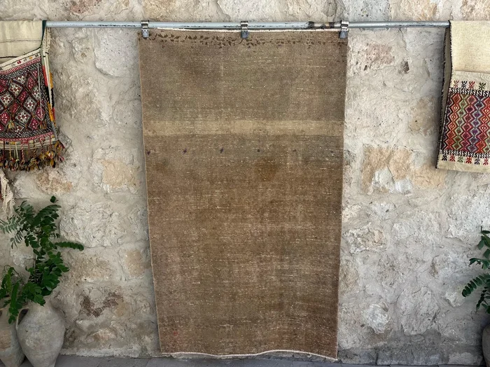 Avri 3’9” x 6’5”