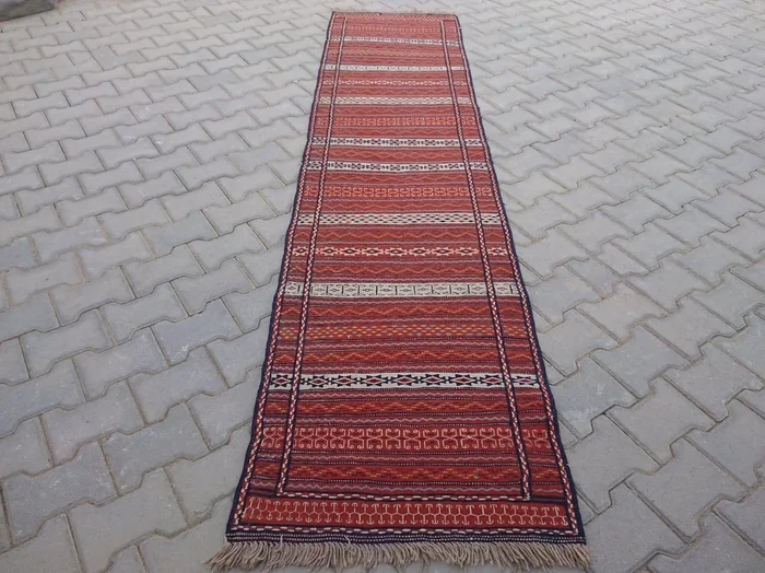 Daisie 2’4” x 9’9”