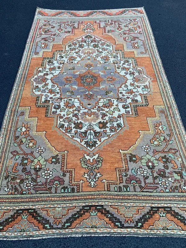 Farhana 4’10 x 8’8