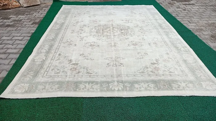 Gentry 8’3” x 10’10”