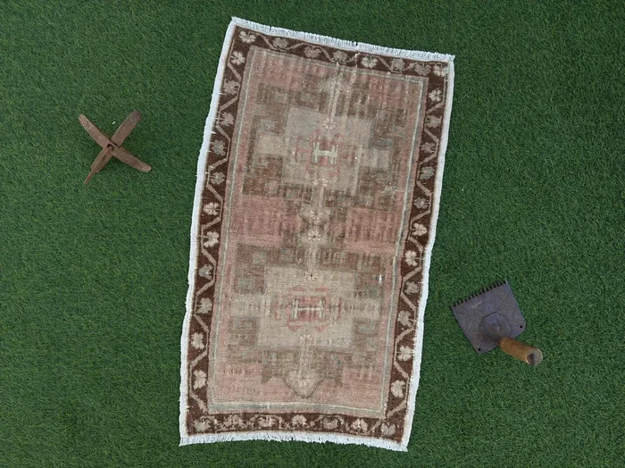 Hasan 1’8″ x 2’10”