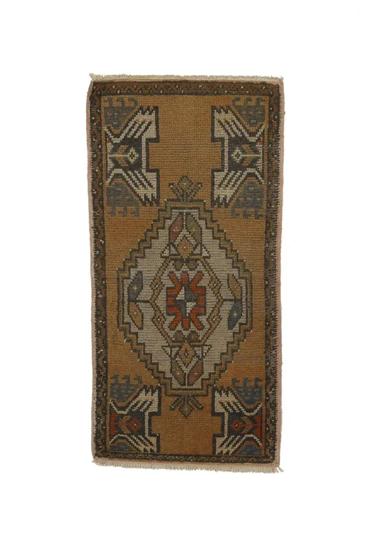 No. 775 Mini Rug – 1’7″ x 3’4″