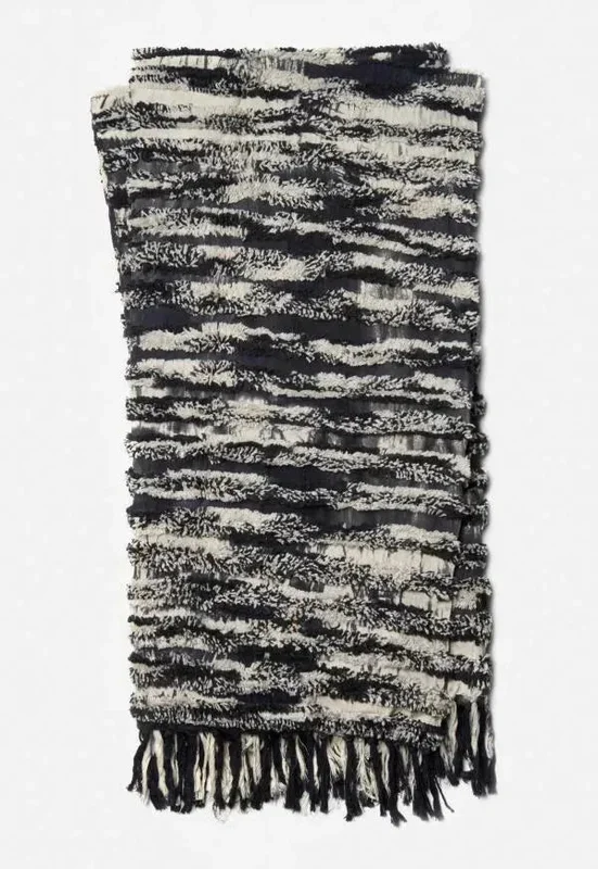 Tyra T0031 Black Throw Blanket