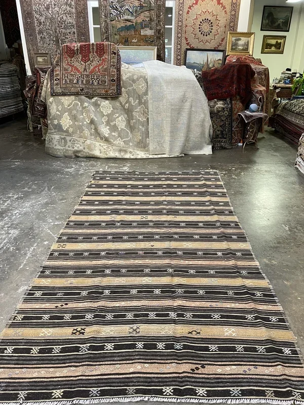 Vintage Turkish Kilim Rug – 5’9″ x 11′