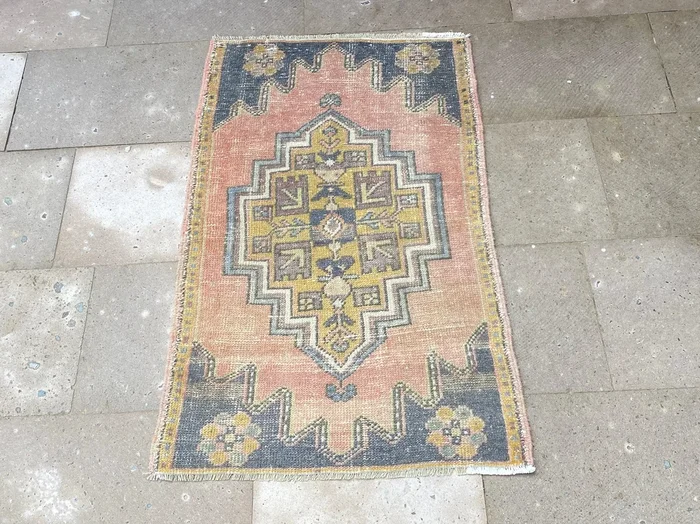 Yaseen 2’1” x 3’4”